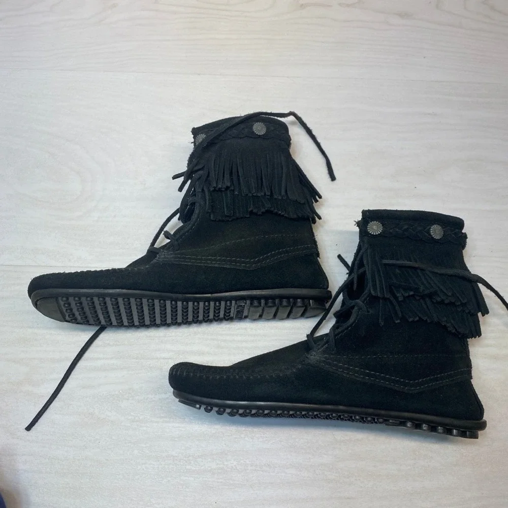 Minnetonka Womens 6 Moccasin Boot Fringe Black Suede Lace Up Concho Boho 629
